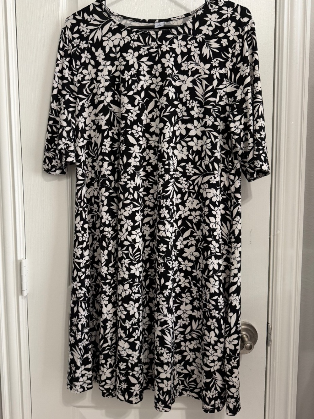 Old Navy Black & White Floral Short Sleeve Swing Dress - Size L